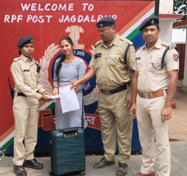 रेलवे सुरक्षा बल जगदलपुर ने एक महिला यात्री का बैग सुरक्षित वापस लौटाया